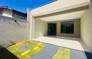 Imagem: A casa possui 3 Dormitórios, 2 Banheiros, 4 Vagas na garagem