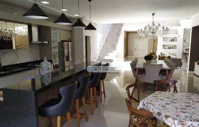 Imagem: A casa possui 4 Dormitórios, 5 Banheiros, 4 Vagas na garagem