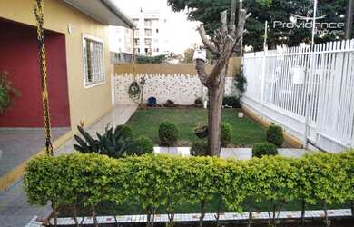 Imagem: A casa possui 3 Dormitórios, 3 Banheiros, 4 Vagas na garagem