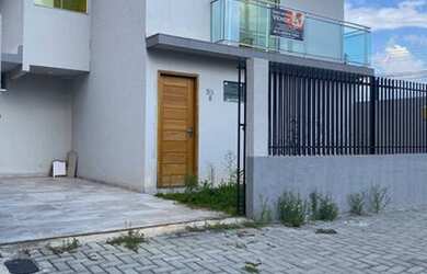 Imagem: A casa possui 2 Dormitórios, 1 Banheiro, 2 Vagas na garagem