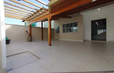 Imagem: A casa em condomínio possui 4 Dormitórios, 2 Banheiros, 3