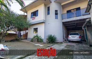 Imagem: A casa possui 3 Dormitórios, 2 Banheiros, 2 Vagas na garagem