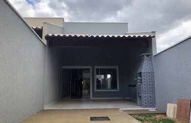 Imagem: A casa possui 3 Dormitórios, 2 Banheiros, 2 Vagas na garagem