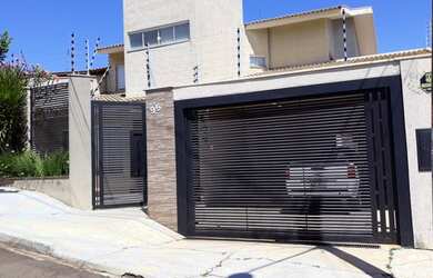 Imagem: A casa possui 3 Dormitórios, 3 Banheiros, 3 Vagas na garagem