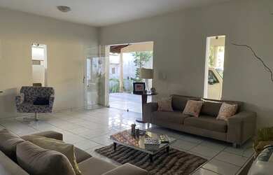 Imagem: A casa possui 3 Dormitórios, 3 Banheiros, 2 Vagas na garagem