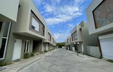 Imagem: A casa possui 3 Dormitórios, 2 Banheiros, 2 Vagas na garagem