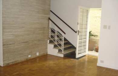 Imagem: O depósito possui 4 Vagas na garagem e 225m² de Área e está