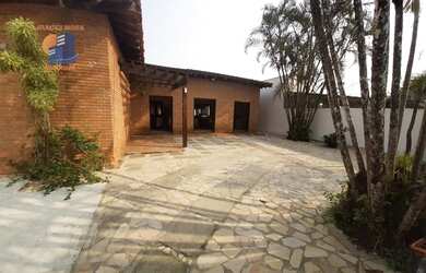 Imagem: A casa possui 5 Dormitórios, 3 Banheiros, 4 Vagas na garagem