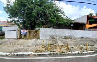 Imagem: A casa possui 4 Dormitórios, 2 Banheiros, 250m² de Área e