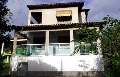 Imagem: A casa possui 3 Dormitórios, 3 Banheiros, 2 Vagas na garagem