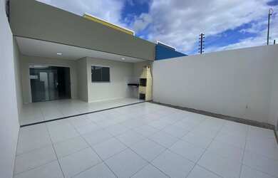 Imagem: A casa possui 3 Dormitórios, 2 Banheiros, 2 Vagas na garagem