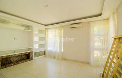 Imagem: A casa em condomínio possui 4 Dormitórios, 2 Banheiros, 2