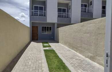 Imagem: A casa possui 2 Dormitórios, 2 Banheiros, 2 Vagas na garagem