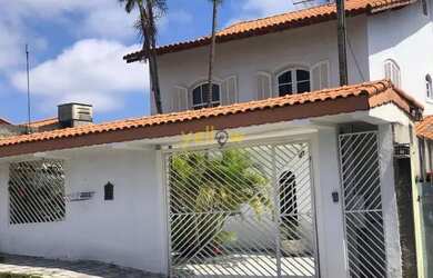 Imagem: A casa possui 4 Dormitórios, 2 Banheiros, 3 Vagas na garagem