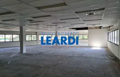 Imagem: O depósito possui 5 Vagas na garagem, 406m² de Área e está