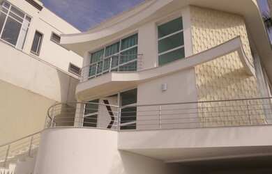 Imagem: A casa em condomínio possui 4 Dormitórios, 1 Banheiro, 4 Vagas