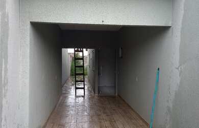 Imagem: A casa possui 2 Dormitórios, 2 Banheiros, 3 Vagas na garagem