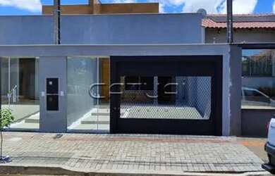 Imagem: A casa possui 3 Dormitórios, 2 Banheiros, 1 Vaga na garagem