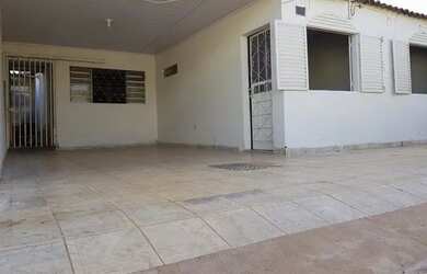 Imagem: A casa possui 2 Dormitórios, 1 Banheiro, 1 Vaga na garagem