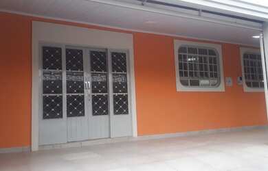 Imagem: A casa possui 4 Dormitórios, 1 Banheiro, 1 Vaga na garagem