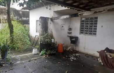 Imagem: A casa possui 4 Dormitórios, 1 Banheiro, 1 Vaga na garagem