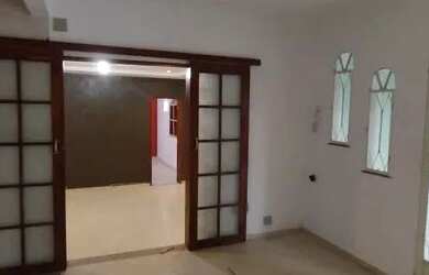 Imagem: A casa possui 3 Dormitórios, 1 Banheiro, 2 Vagas na garagem