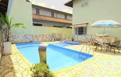 Imagem: A casa possui 4 Dormitórios, 5 Banheiros, 3 Vagas na garagem