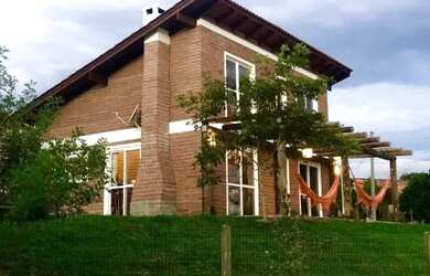 Imagem: A casa em condomínio possui 2 Dormitórios, 2 Banheiros, 5