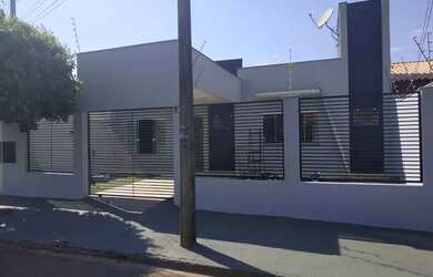 Imagem: A casa possui 3 Dormitórios, 2 Banheiros, 1 Vaga na garagem