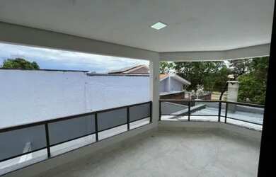 Imagem: A casa possui 4 Dormitórios, 4 Banheiros, 4 Vagas na garagem