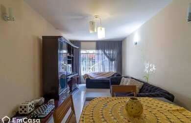 Imagem: A casa possui 2 Dormitórios, 1 Banheiro, 2 Vagas na garagem