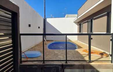 Imagem: A casa possui 3 Dormitórios, 3 Banheiros, 1 Vaga na garagem