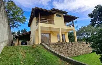 Imagem: A casa possui 3 Dormitórios, 1 Banheiro, 5 Vagas na garagem