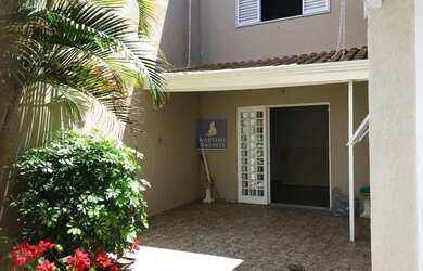 Imagem: A casa possui 3 Dormitórios, 3 Banheiros, 2 Vagas na garagem