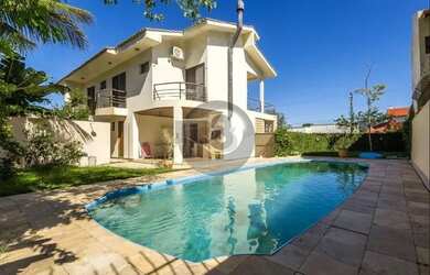 Imagem: A casa possui 5 Dormitórios, 5 Banheiros, 4 Vagas na garagem