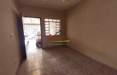 Imagem: A casa possui 2 Dormitórios, 1 Banheiro, 1 Vaga na garagem