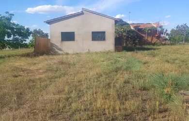 Imagem: A casa possui 2 Dormitórios, 2 Banheiros e está localizado