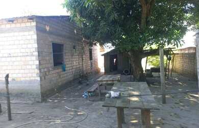 Imagem: A casa possui 3 Dormitórios, 2 Banheiros, 1 Vaga na garagem