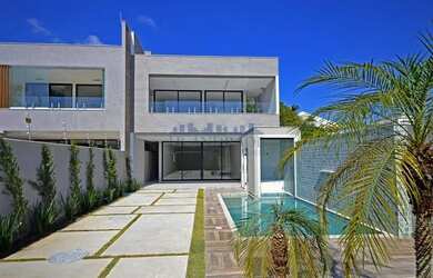 Imagem: A casa em condomínio possui 4 Dormitórios, 4 Banheiros, 2