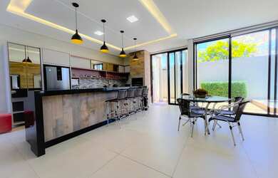 Imagem: A casa em condomínio possui 3 Dormitórios, 4 Banheiros, 2