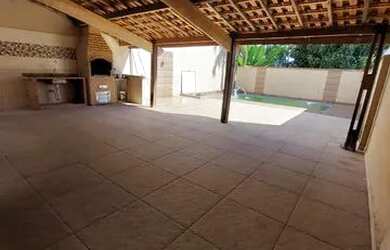 Imagem: A casa possui 3 Dormitórios, 2 Banheiros, 2 Vagas na garagem