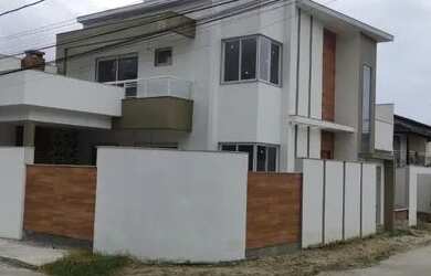 Imagem: A casa possui 3 Dormitórios, 4 Banheiros, 1 Vaga na garagem