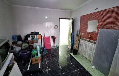 Imagem: A casa possui 2 Dormitórios, 1 Banheiro, 2 Vagas na garagem