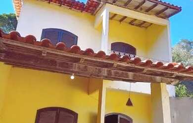 Imagem: A casa possui 4 Dormitórios, 3 Banheiros e 3 Vagas na garagem