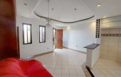 Imagem: A casa possui 3 Dormitórios, 3 Banheiros, 2 Vagas na garagem