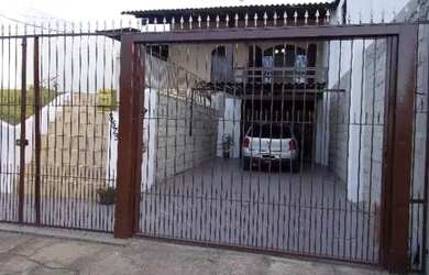 Imagem: A casa possui 3 Dormitórios, 2 Banheiros, 3 Vagas na garagem