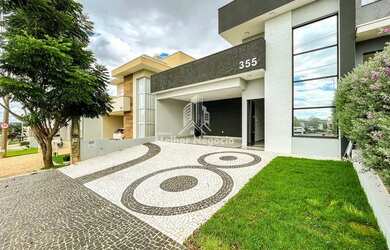 Imagem: A casa possui 3 Dormitórios, 3 Banheiros, 4 Vagas na garagem