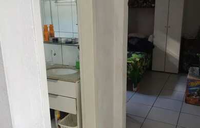 Imagem: A casa possui 2 Dormitórios, 1 Banheiro, 2 Vagas na garagem