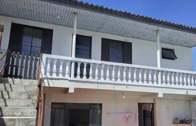 Imagem: A casa possui 2 Dormitórios, 1 Banheiro, 2 Vagas na garagem