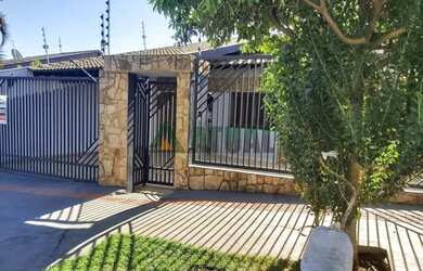 Imagem: A casa possui 3 Dormitórios, 2 Banheiros, 1 Vaga na garagem